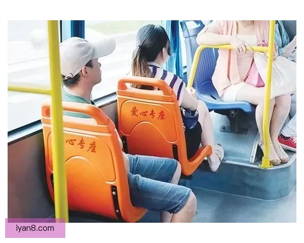 公交车上随身设备误触启动引发的尴尬瞬间与城市公共空间边界的思考